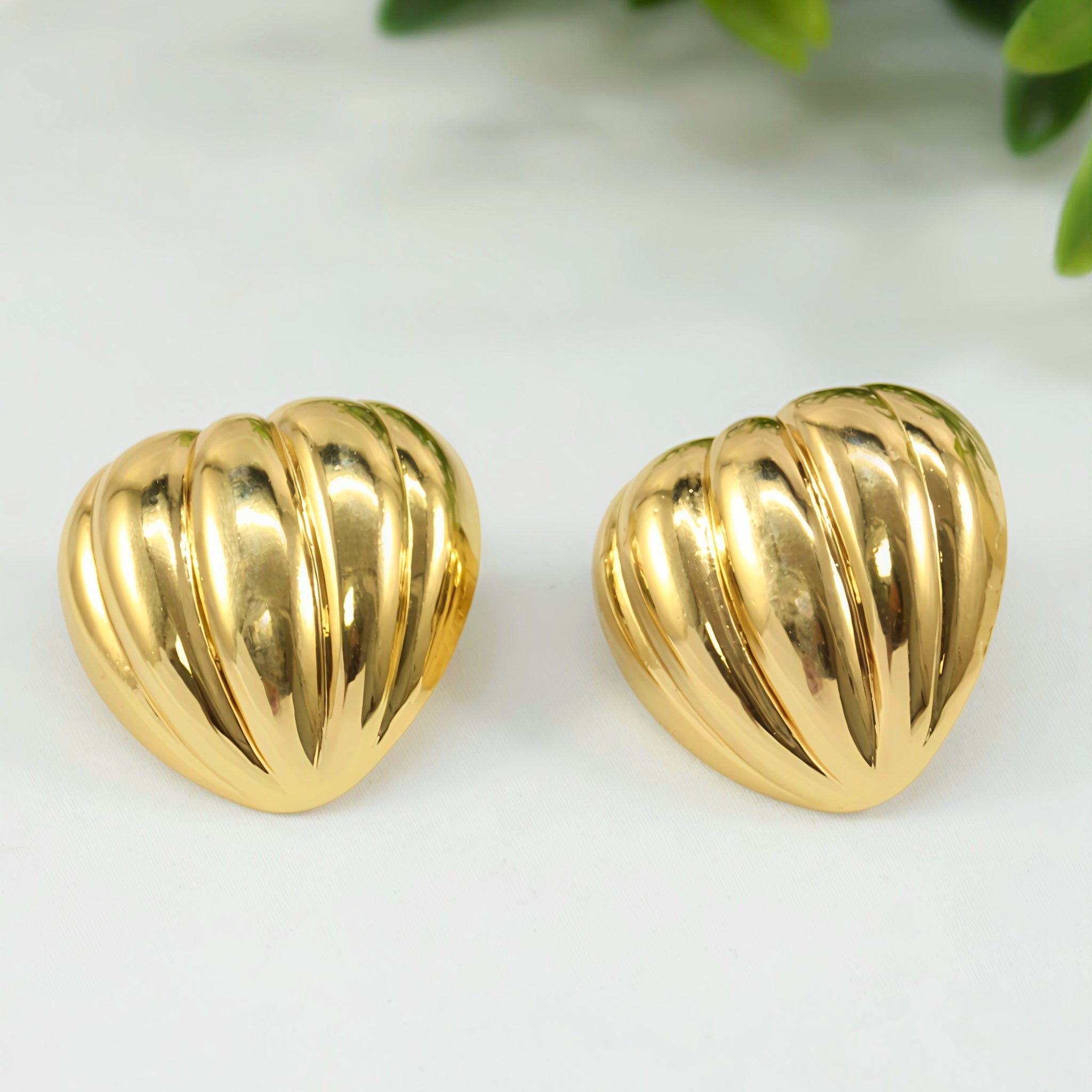 ANTITARNISH RIBBED LEAF STUD EARRING