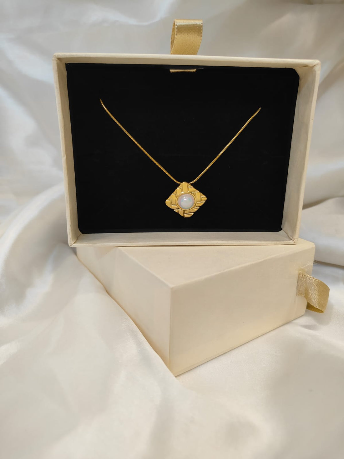 Anti-tarnish pearl square necklace